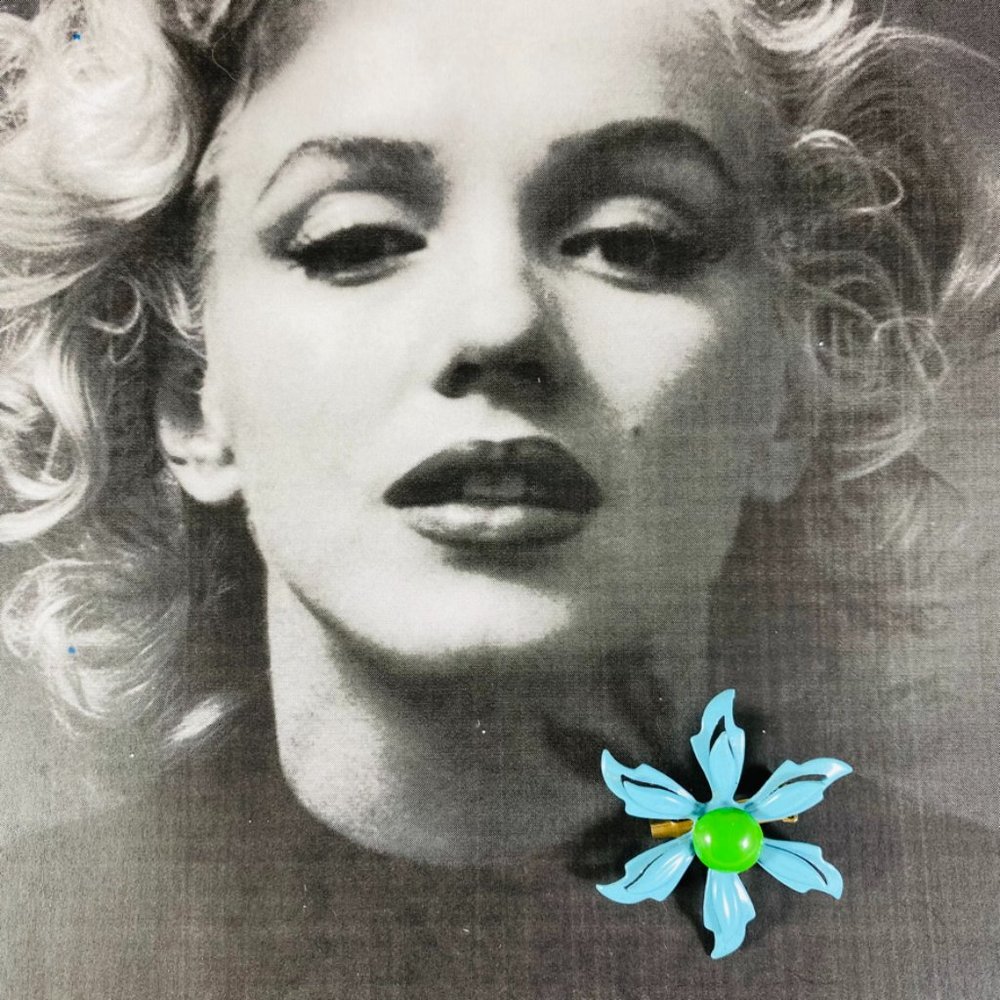 Petite vintage little enamel daisy flower pin 60s turquoise and green
